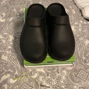 OOFOS Women 10 Men 8 Black Slip-On Clog Like New
